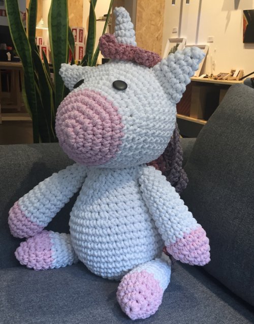 Unicornio amigurumi XL Designers in-home. Muebles de diseño y decoración, accesorios para el hogar. Encuentra estilo en tu tienda de decoración