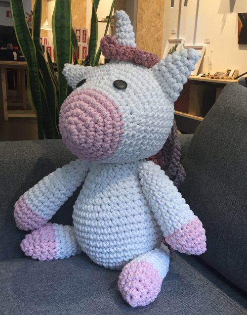 Unicornio amigurumi XL Designers in-home. Muebles de diseño y decoración, accesorios para el hogar. Encuentra estilo en tu tienda de decoración