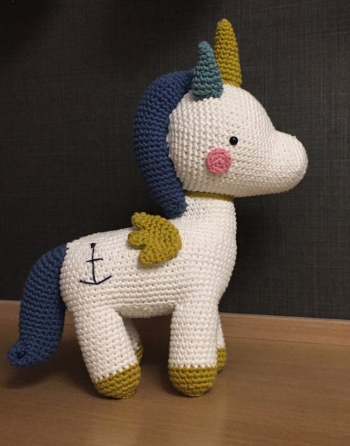 DIH_CROCHET_UNICORNIO_09 Unicornio blanco Designers in-home. Muebles de diseño y decoración, accesorios para el hogar. Encuentra estilo en tu tienda de decoración